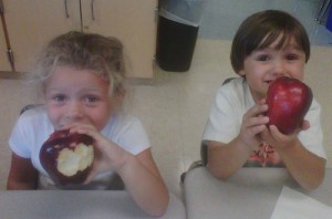 OC Elementary School Students Show Off Their Apple For Apple Day
