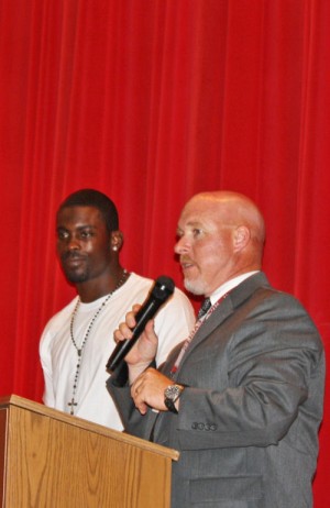 Michael Vick Details Fall From Top To Area Students