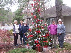 Pine’eer Craft Club Decorates Tree In White Horse Park