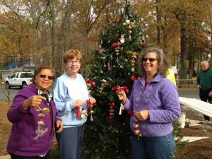 Pine’eer Craft Club Members Gather In White Horse Park To Decorate The Christmas Tree