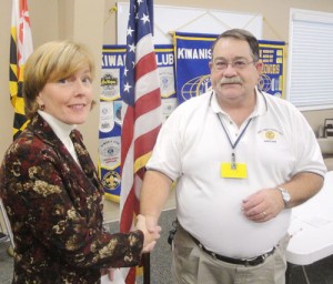 OC Elementary Accepts Check For $1,000 From Kiwanis Club