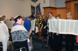 Temple Bat Yam Holds Annual Simchat Torah Celebration