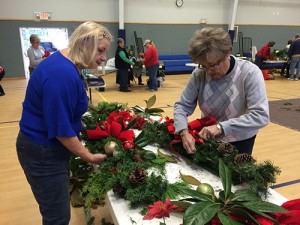 Garden Club Volunteers Gather For Holiday Decorating